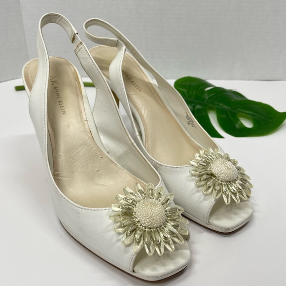 Anne Klein Shoes - Vintage 90s White Slingback Pumps Open Toe Sandal Mid Heel Bridal Floral Shoes